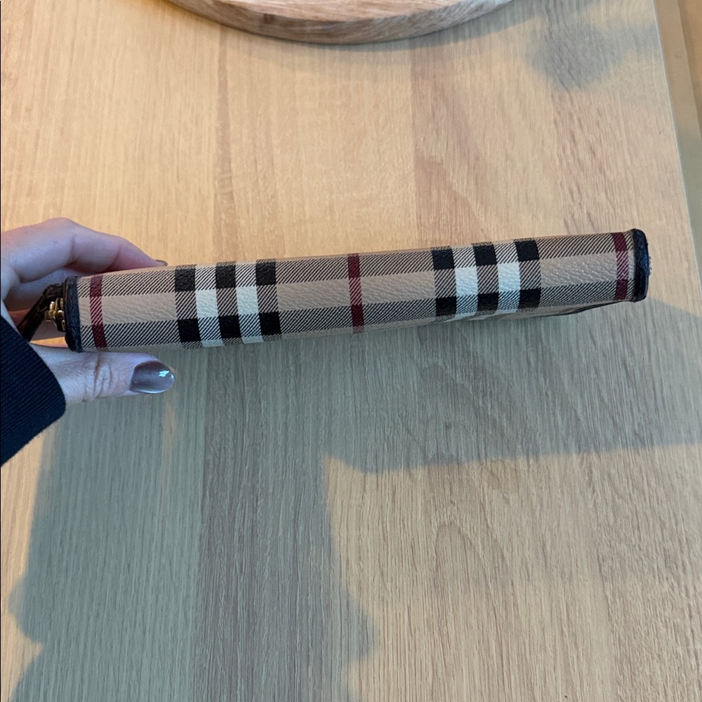 Burberry Novacheck Zip Wallet - Picture 2 of 10